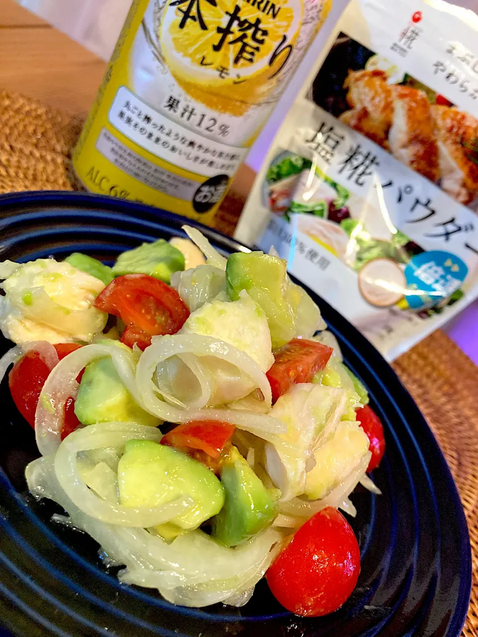 塩糀パウダーで作ったサラダチキンでアボカドサラダ😋🥑🍻💕✨|アイさん