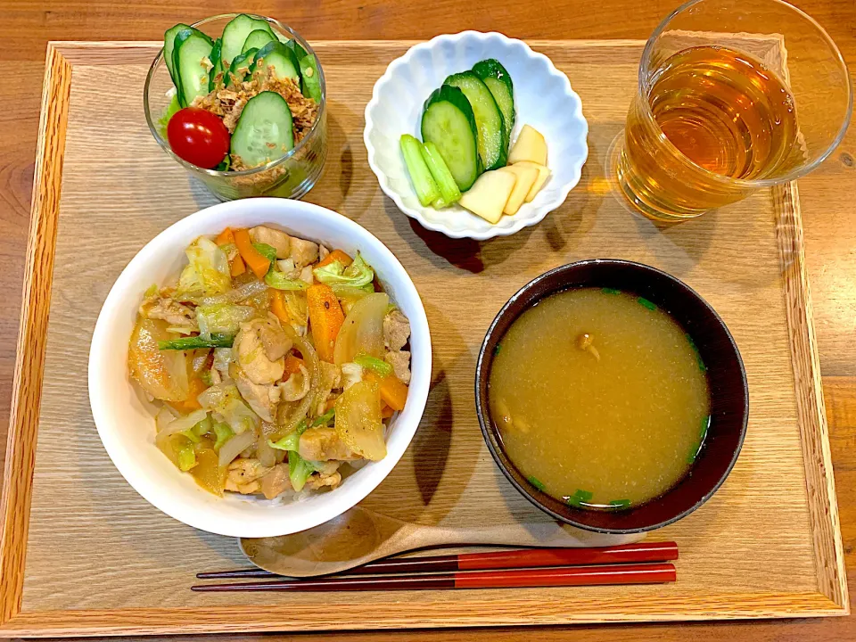 今日の夜ご飯(鶏野菜丼、サラダ、きゅうりとカブのあわ漬け、なめこ味噌汁)|cocomikaさん