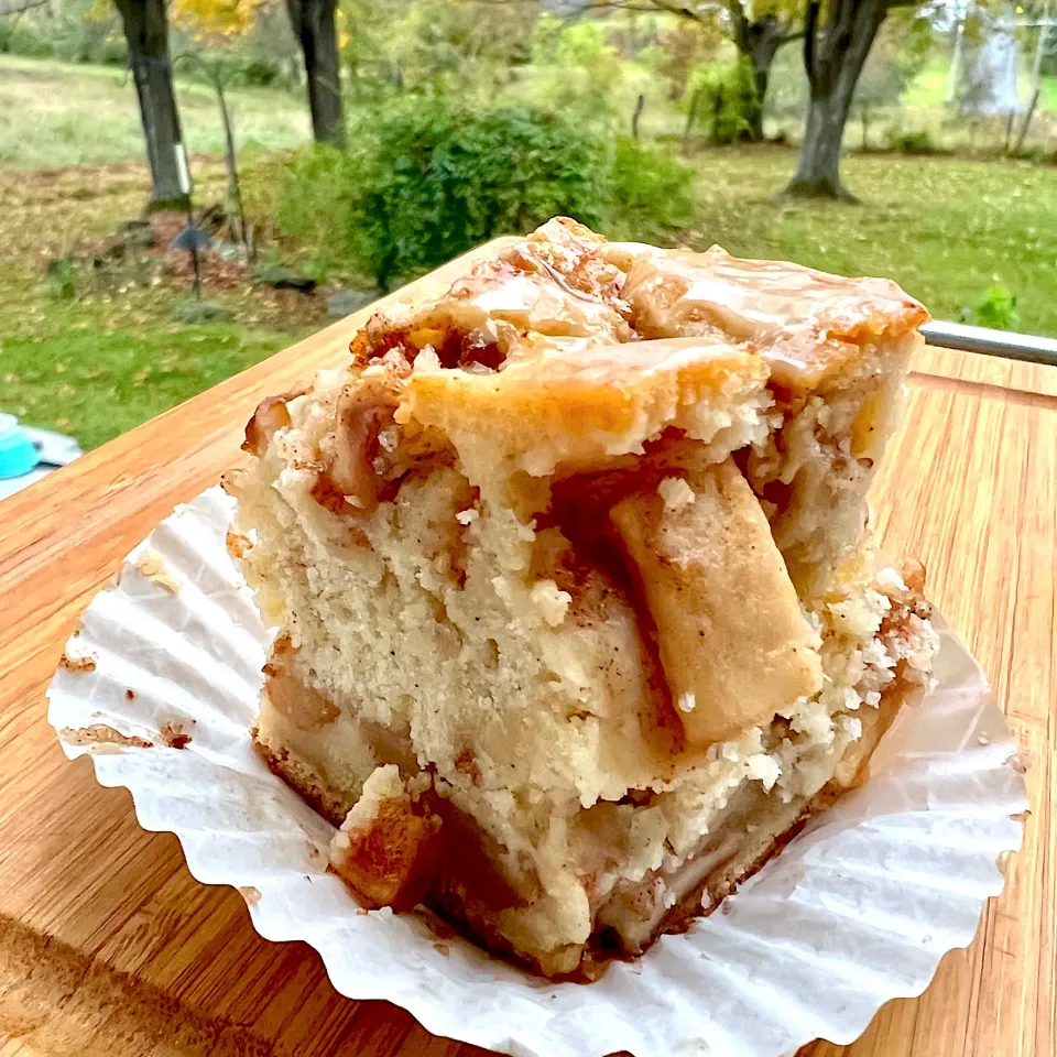 Apple fritter cake with boiled cider glaze.|Dean M Rogersさん