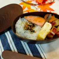 Snapdishの料理写真:秋鮭とさつまいものお弁当|おたふくさん