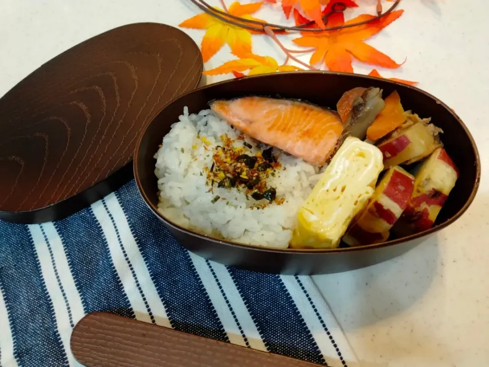 Snapdishの料理写真:秋鮭とさつまいものお弁当|おたふくさん