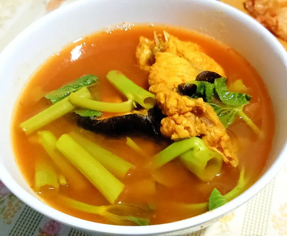 แกงส้มปลาดุกทะเล
Sour curry with sea catfish and morning glory|🌿Veerapan Mu🌿さん