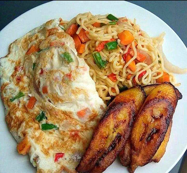 Veggie eggs and noodles with fried plantains...yum. 😋|MOさん