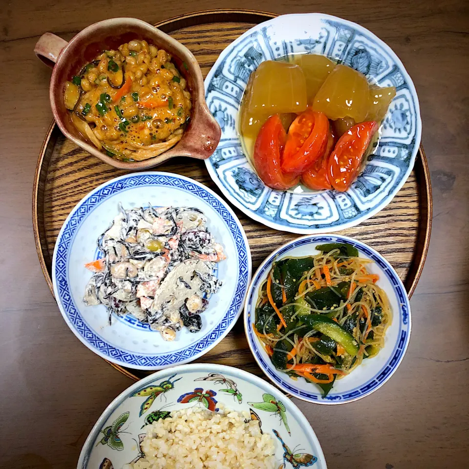 #vegan 
冬瓜とトマトの冷製
ワカメの春雨サラダ
レンコンとひじきのサラダ|makiko_aさん