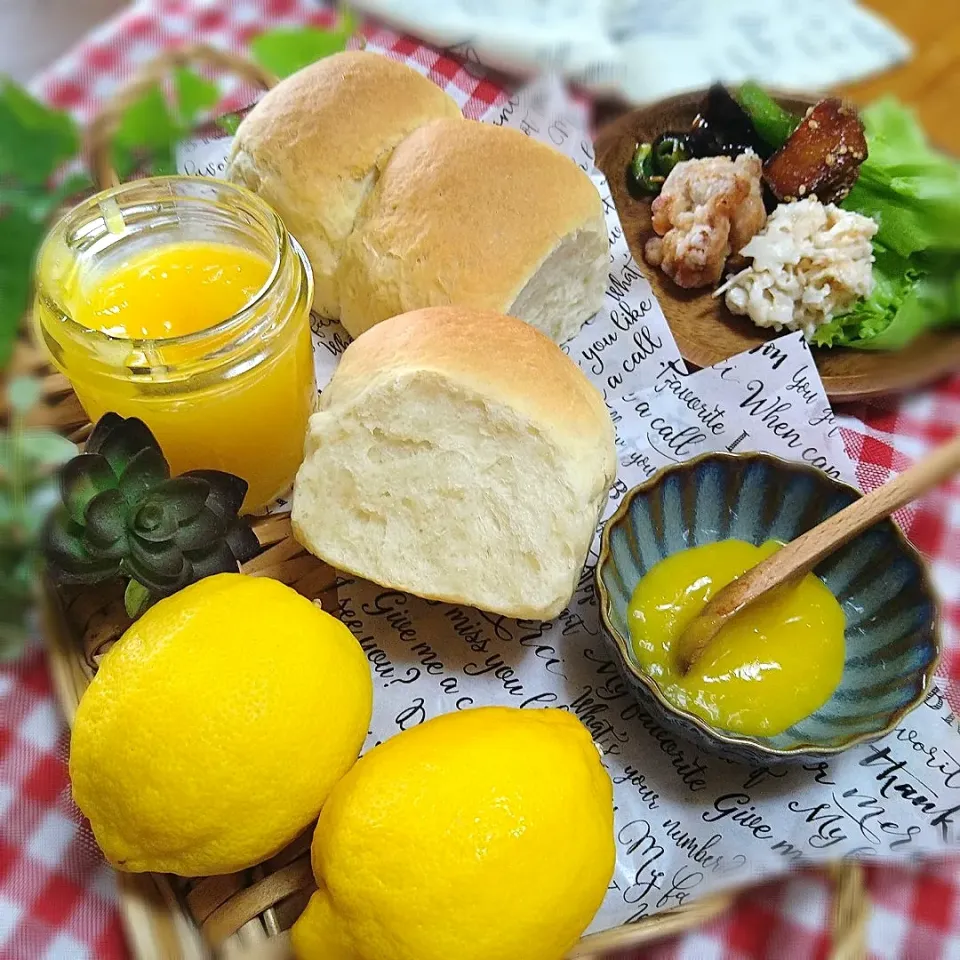 Snapdishの料理写真:cocoaさんの料理 オリーブオイルでレモンカードとパウンド型でミニ食パンのランチ|とまと🍅さん