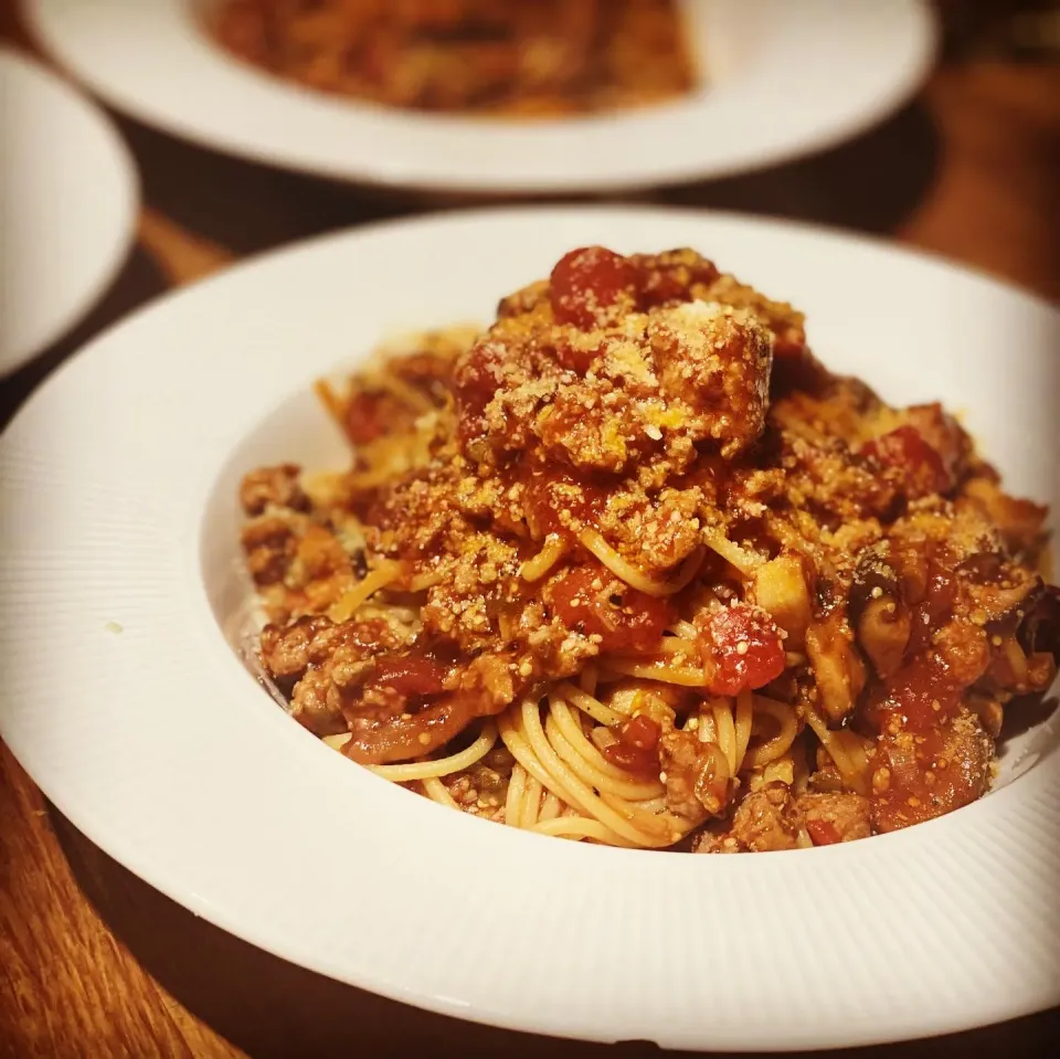 Lunch ! Lunch ! 
Freshly Made Bolognese Sauce 
With Spaghetti Pasta and cheese Garlic Bread & Garlic Bread #italian #pasta #Bolognese #homecooking 
#homemade|Emanuel Hayashiさん