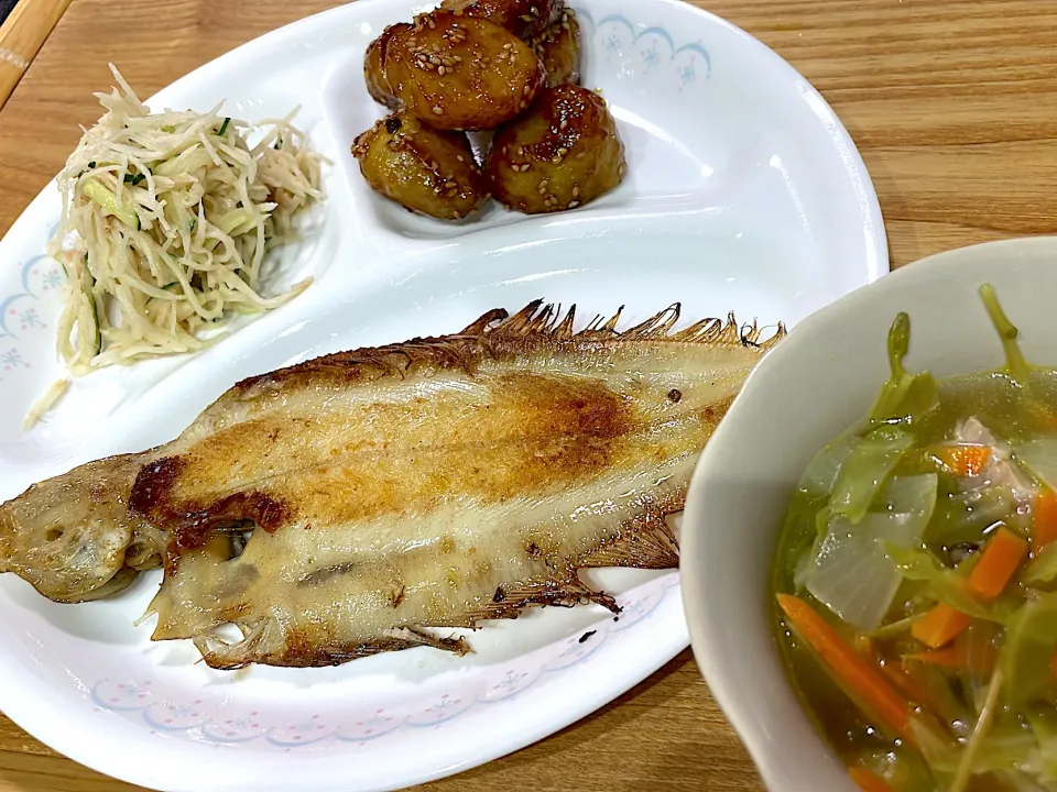 カレイのバター焼き、里芋の甘辛揚げ、大根サラダ、自家製ベーコンのポトフ|caoさん