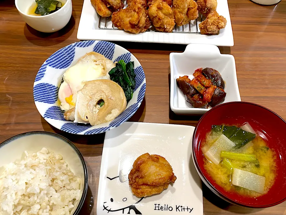 唐揚げ　大根と小松菜の味噌汁　なすとベーコンのケチャップ蒸し　車麩とほうれん草の巣篭もり卵|おさむん17さん