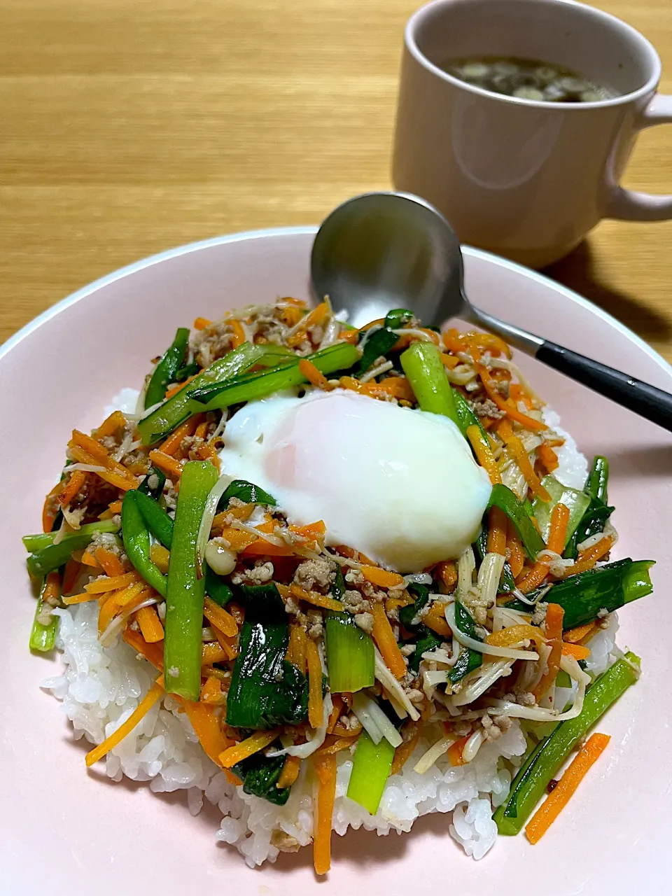 Snapdishの料理写真:今日の夜ごはん~ジューシーそぼろと野菜のビビンバ、長ねぎとのり、豆腐の韓国風スープ~|ゆかｕさん