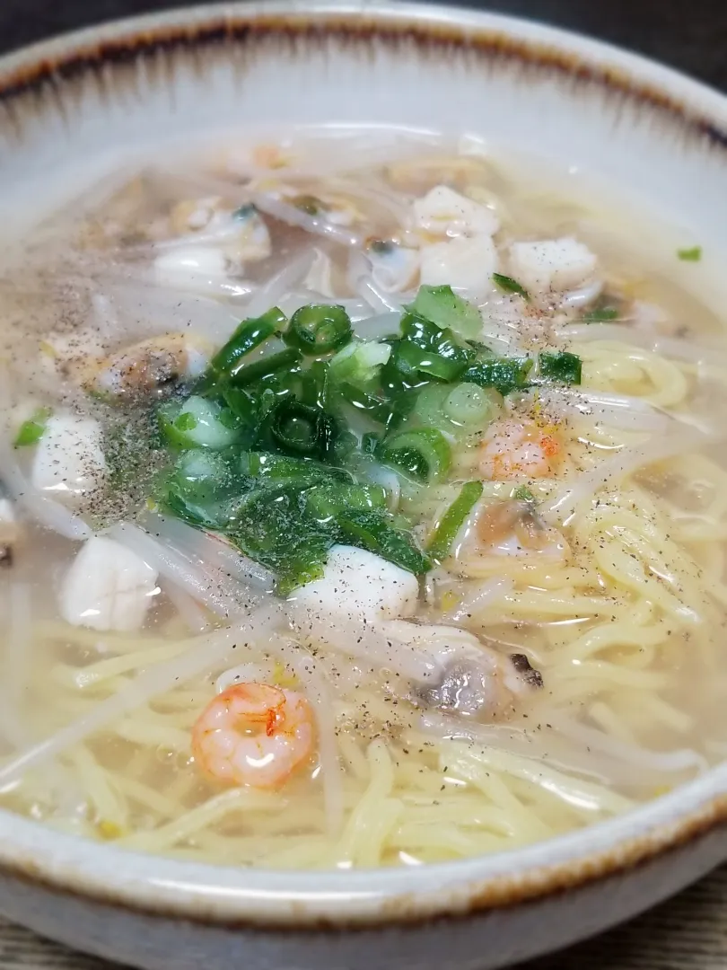 Snapdishの料理写真:パパ作👨海鮮塩ラーメン|ぱんだのままんさん