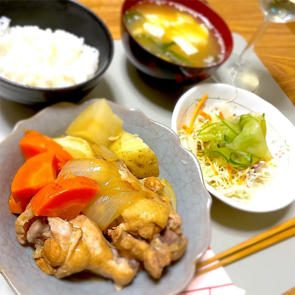 2023/10/17 鶏手羽元と根菜 味ぽんでさっぱり煮、キュウリ浅漬けサラダ|kykyさん