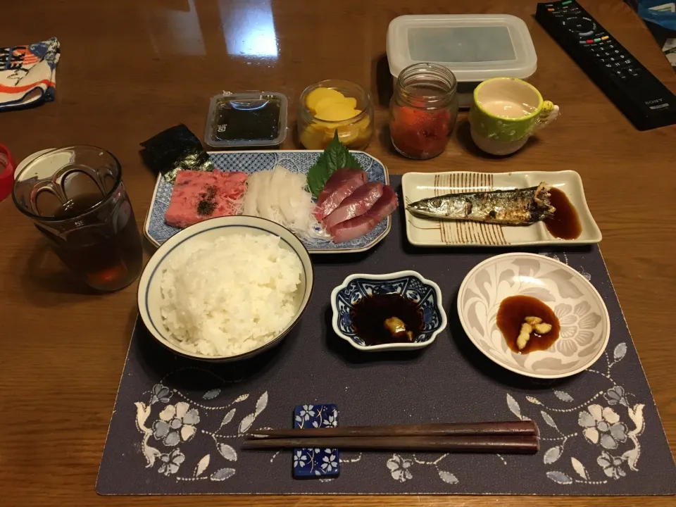 ご飯、大めばちまぐろのたたき、板海苔、スルメイカお造り、生がつおの刺身、秋刀魚の塩焼き、もずく酢、沢庵、辛子明太子、サントリーの麦茶、森永マミーの寒天(夕飯)|enarinさん