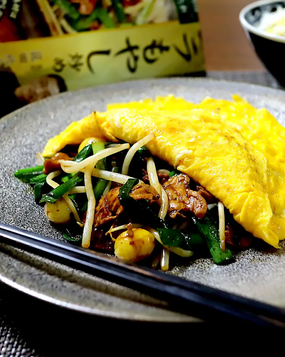 Snapdishの料理写真:大豆のお肉で作るニラもやし炒めでニラ玉|かおるさん