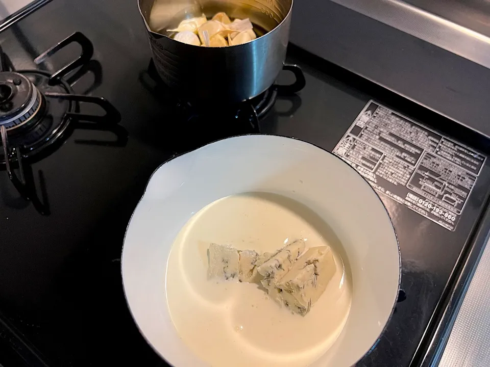 Snapdishの料理写真:娘の晩酌おつまみの一品に、にんにくゴルゴンゾーラ作ります🧄🧀|yokoさん