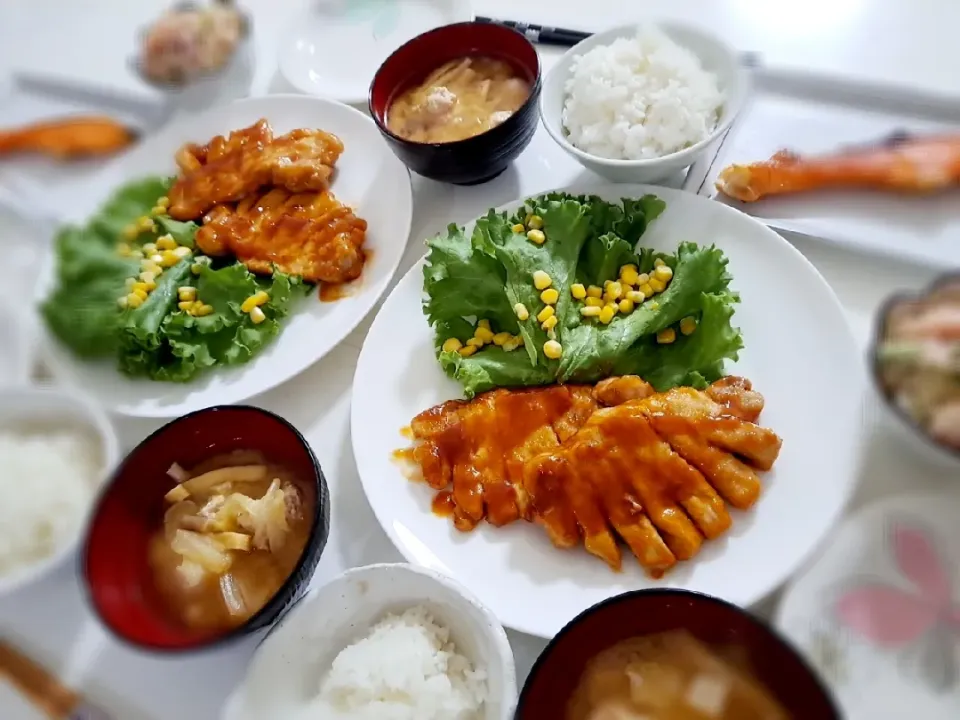 夕食(,,>᎑<,,)
トンテキ&サラダ🥗
焼き鮭
春雨ハムサラダ
鶏団子と白菜のおみそ汁(しめじ、豆腐、油揚げ)|プリン☆さん