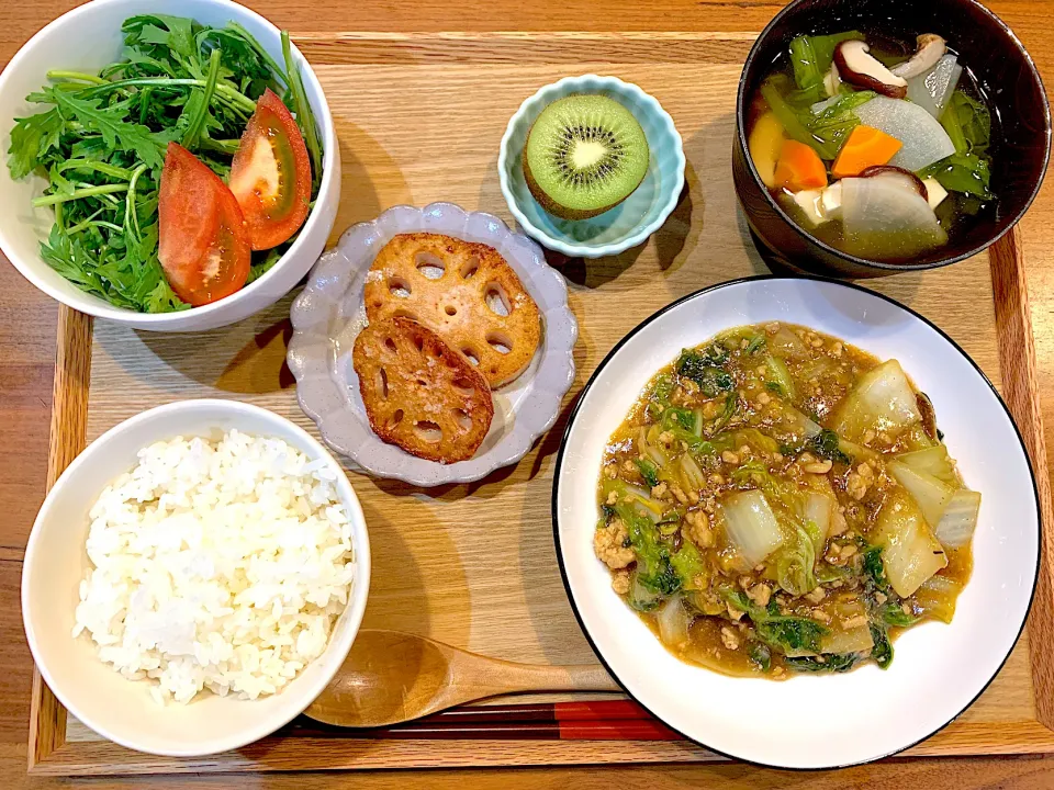 Snapdishの料理写真:今日の夜ご飯(麻婆白菜、春菊のサラダ、れんこんソテー、けんちん汁、キウイ)|cocomikaさん