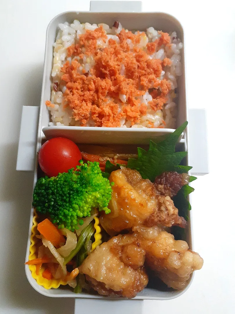 ☆中学生弁当☆雑穀米鮭ごはん、金平牛蒡、切干大根、唐揚げ、ブロッコリー、ミニトマト|ｼｮｺﾗさん