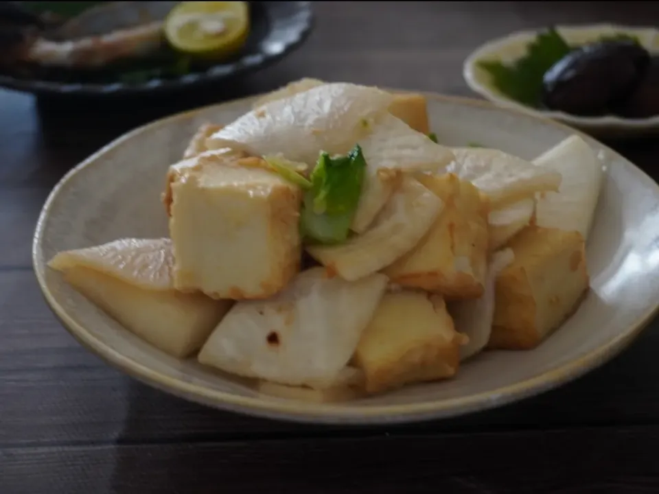 かぶと厚揚げのにんにくバター炒め|ちいさなしあわせキッチンさん