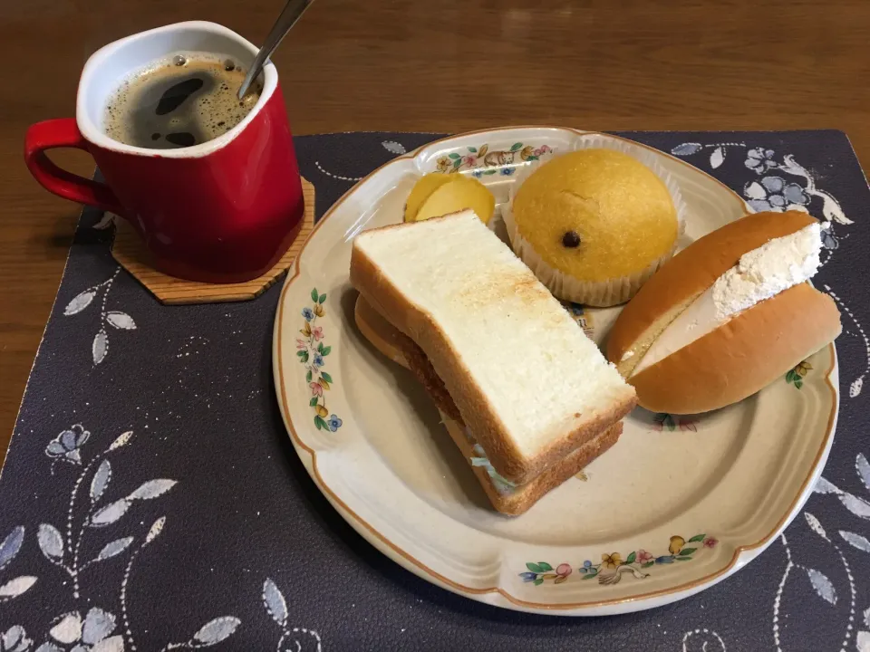 コロッケサンド、ホイップクリームパン、マーラーカオ、沢庵、ホットコーヒー(朝ご飯)|enarinさん