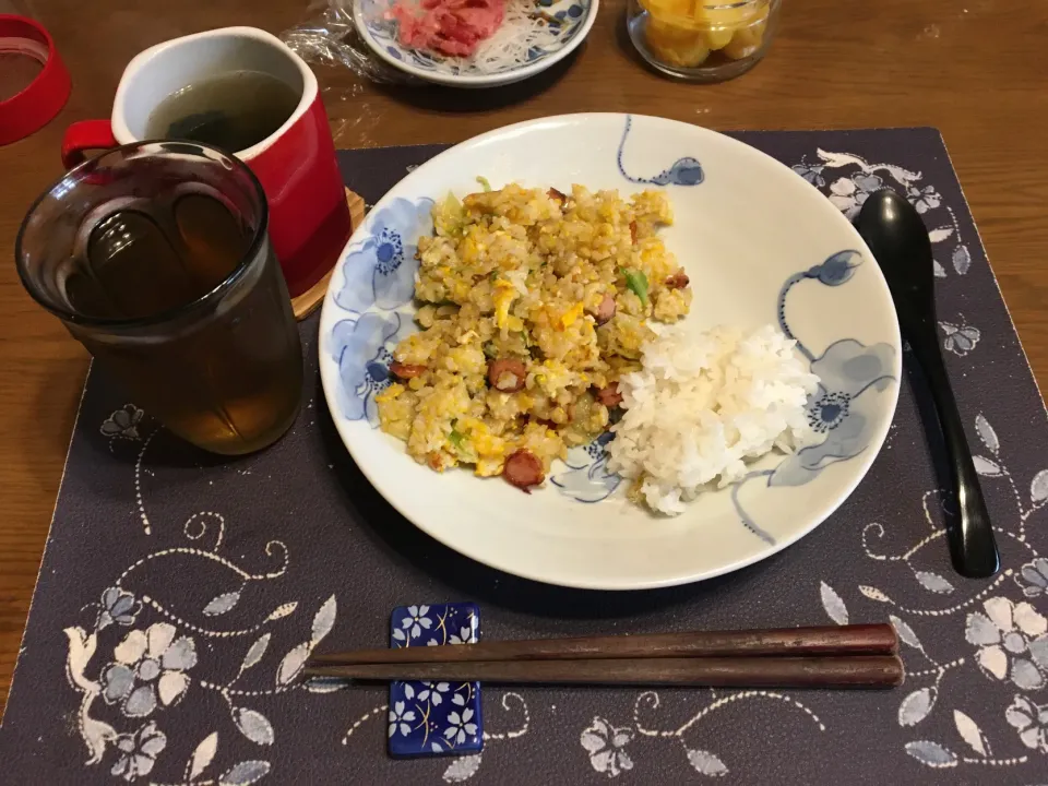 炒飯、ご飯、大めばちまぐろのたたき、沢庵、スープ、六条麦茶(昼飯)|enarinさん