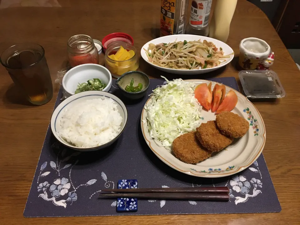 ご飯、コロッケ、サラダ、肉野菜炒め、青唐辛子のごま油炒め、輪切りオクラ、辛子明太子、沢庵、六条麦茶、森永マミーの寒天(夕飯)|enarinさん