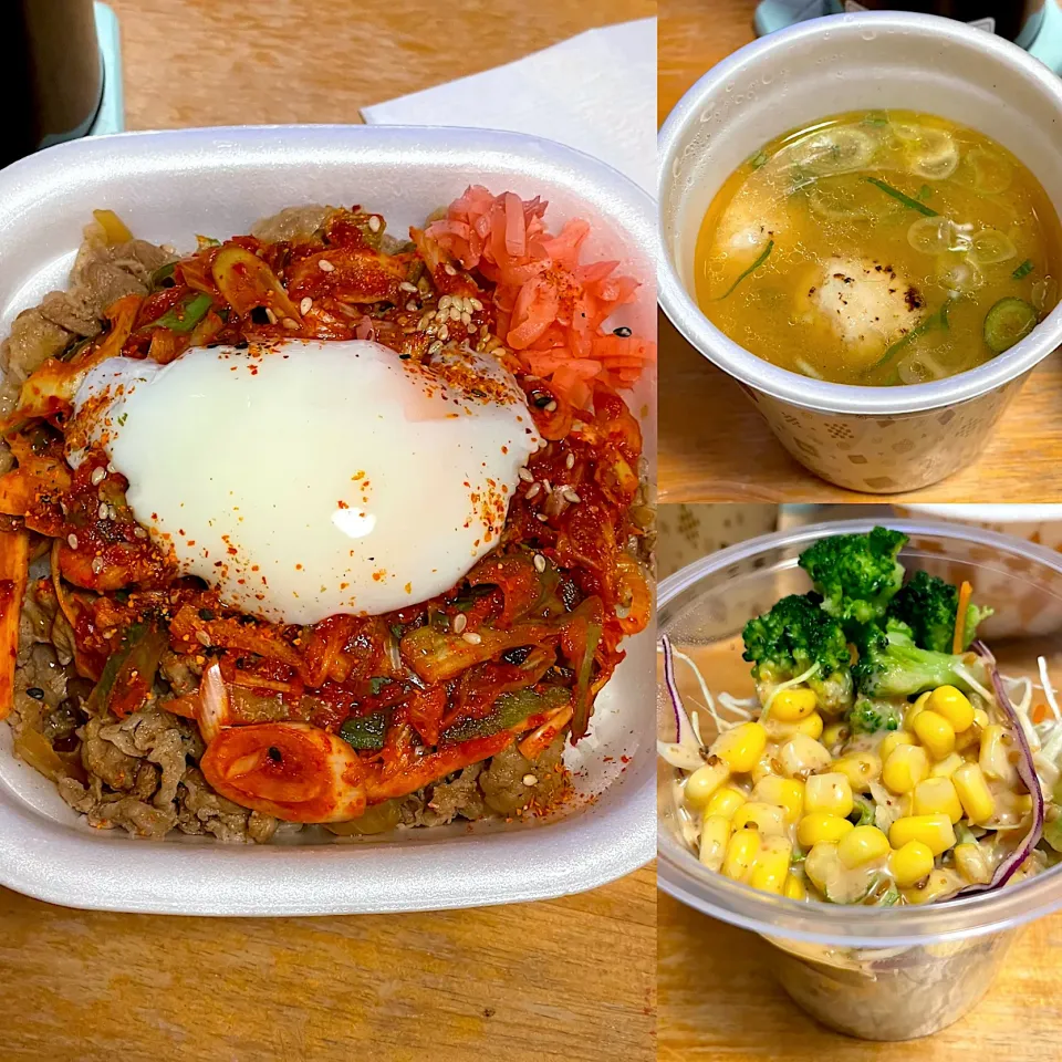 Snapdishの料理写真:ねぎキムチ温玉牛丼　サラダ🥗　鶏つくねゴボウ汁|るみおんさん