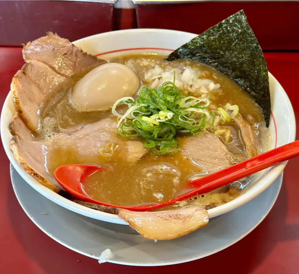 Snapdishの料理写真:豚骨醤油ラーメン🍜|にゃあ（芸名）さん