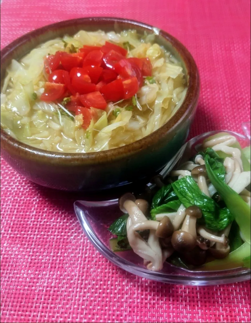 Snapdishの料理写真:塩麹トマトオーバーキャベツ拉麺
青梗菜としめじの中華風和え|マギーさん