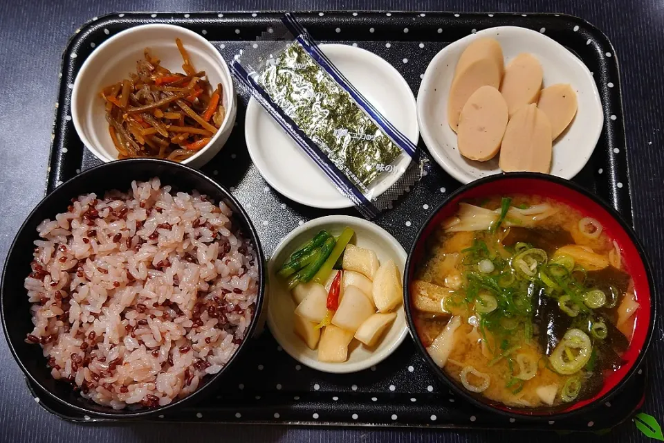 今日の朝ごはん（古代米ごはんに魚肉ソーセージ（マグロ）、味付のり、きんぴらごぼう、白まいたけのみそ汁、かぶ漬（自家漬））|Mars＠釜飯作り研究中さん