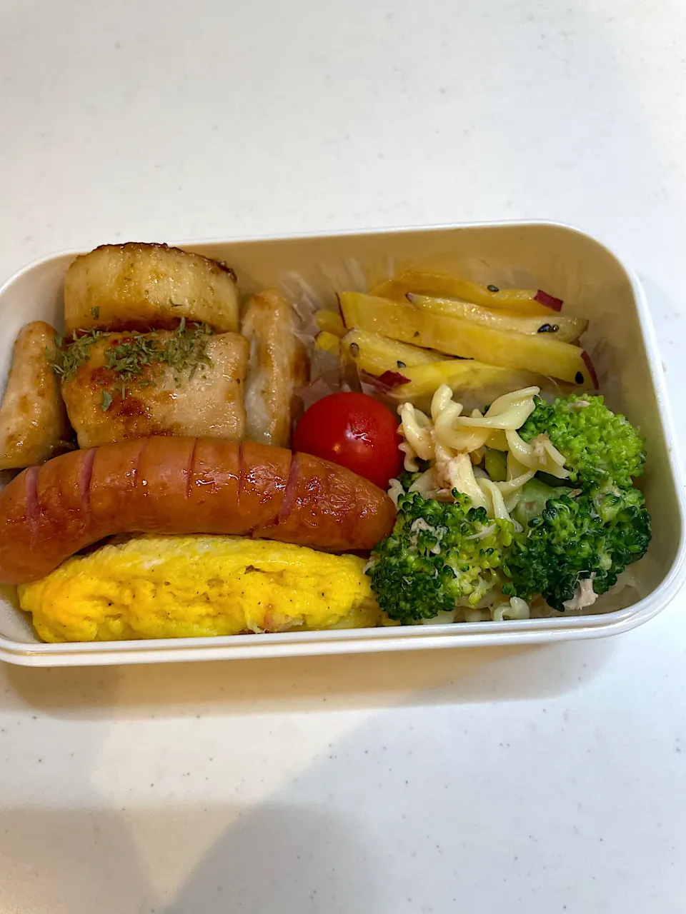 Snapdishの料理写真:びっくりするほどやる気のない旦那弁当😅|こむぎさん