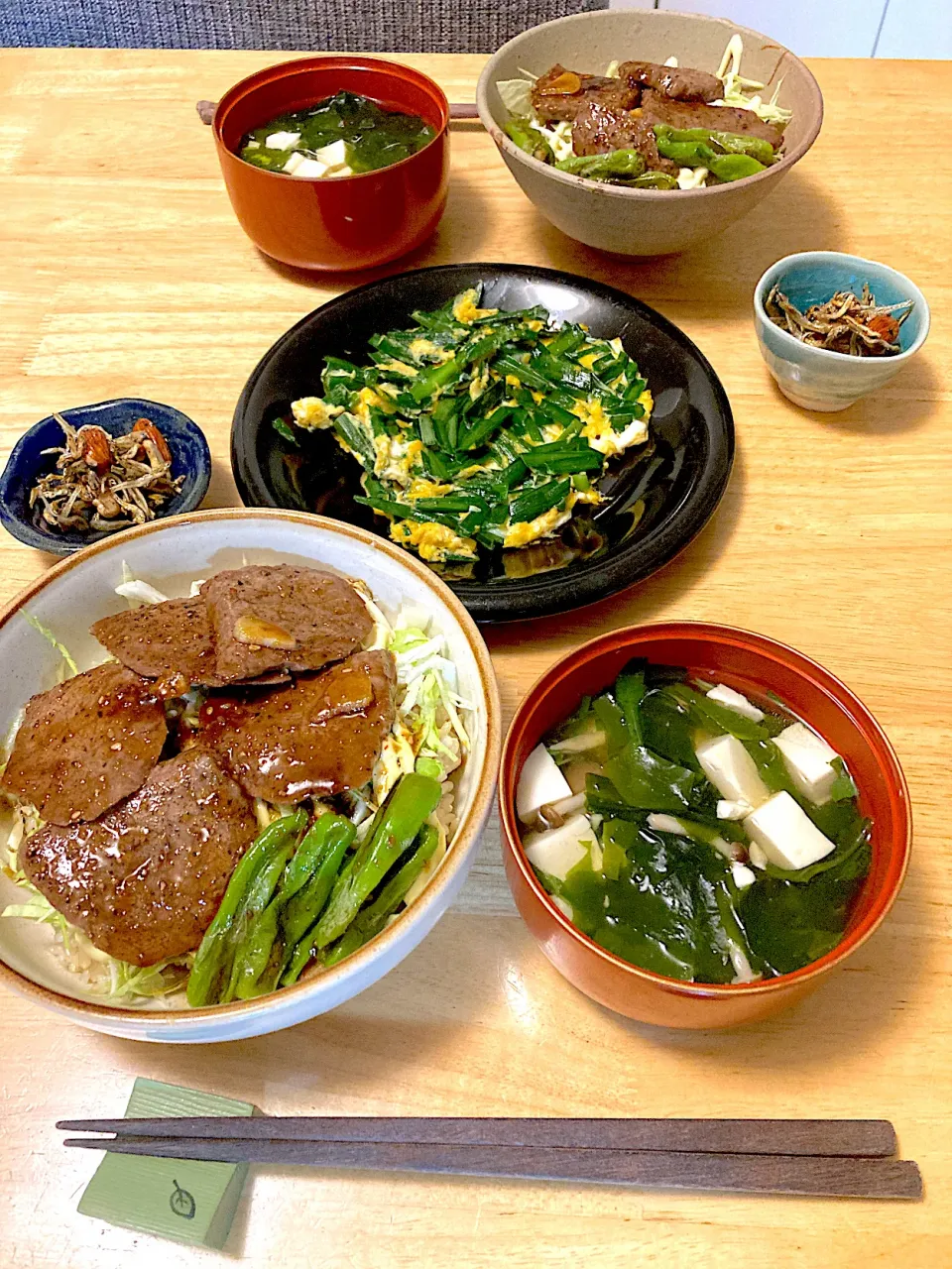 Snapdishの料理写真:和牛ステーキ丼(発芽玄米ご飯よりキャベツの方が多い😜)♡お豆腐としめじとワカメのお吸い物♡ニラ玉♡ナッツ入り田作り♡食後の野草酵素|さくたえさん