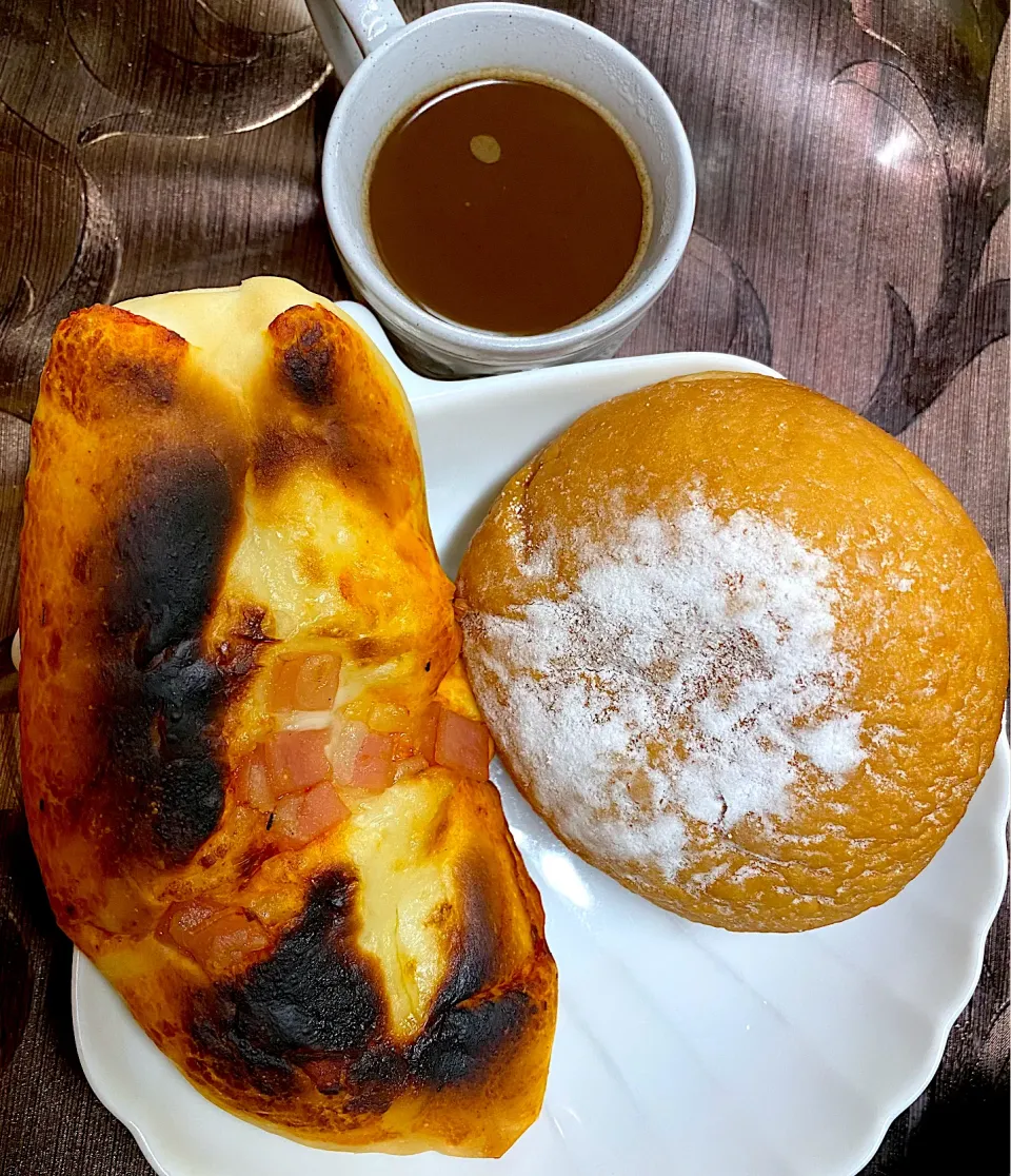 Snapdishの料理写真:パンと珈琲🥐☕️|すくらんぶるえっぐさん