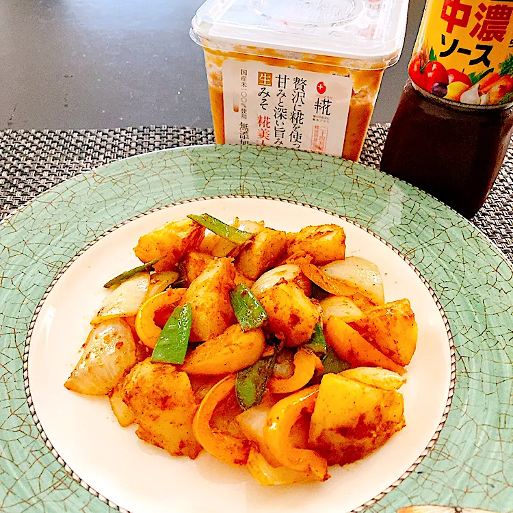 Snapdishの料理写真:お味噌と中濃ソースとカレー粉で、野菜炒め|fai家の暮らしさん