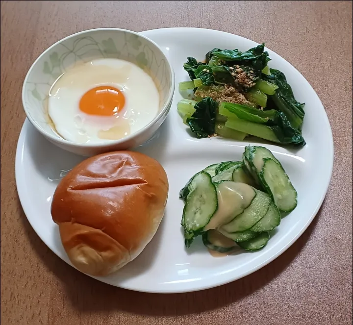 Snapdishの料理写真:お一人様のお昼ごはん🍴
卵
小松菜のお浸し
きゅうりの塩糀浅漬け
ロールパン|ナナさん