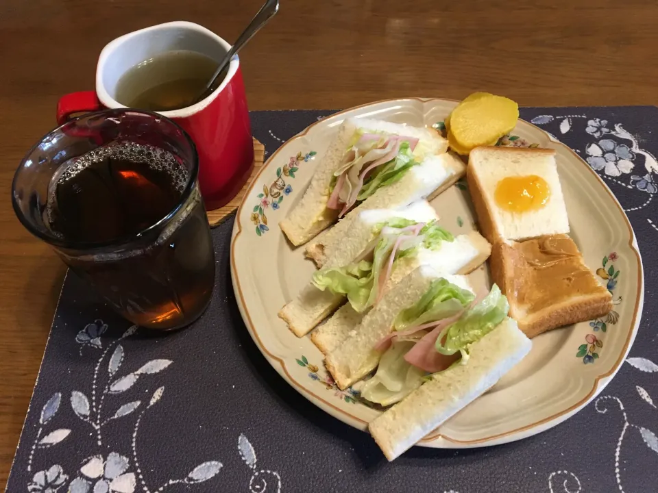 サンドイッチ、ジャムトースト、ピーナッツバタートースト、沢庵、タマネギスープ、烏龍茶(昼飯)|enarinさん