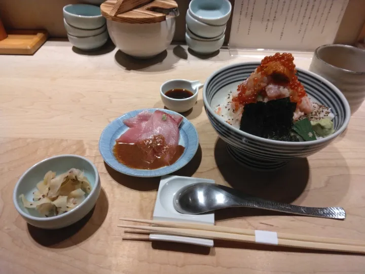 つじ半神楽坂の海鮮丼　松|よっちびやばんぶーさん