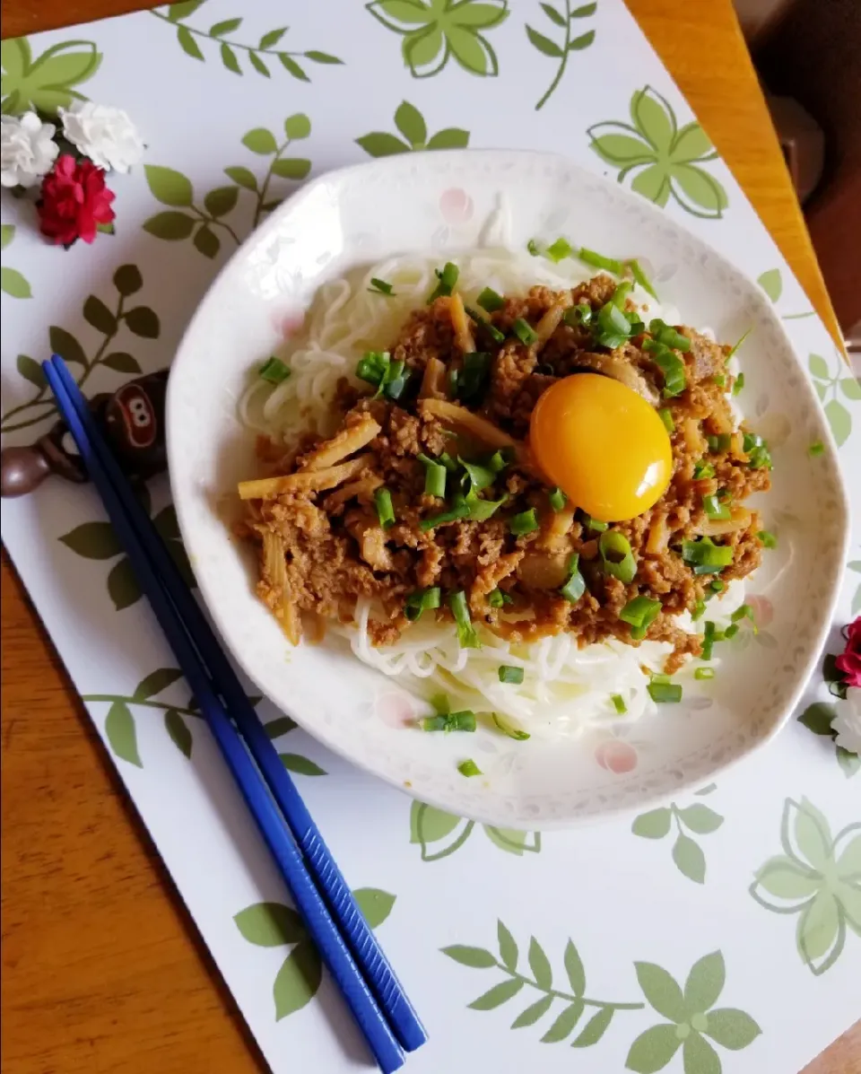 Snapdishの料理写真:グルテンフリーヌードル
大豆ミートジャジャー麺|kazokuhappysmallさん