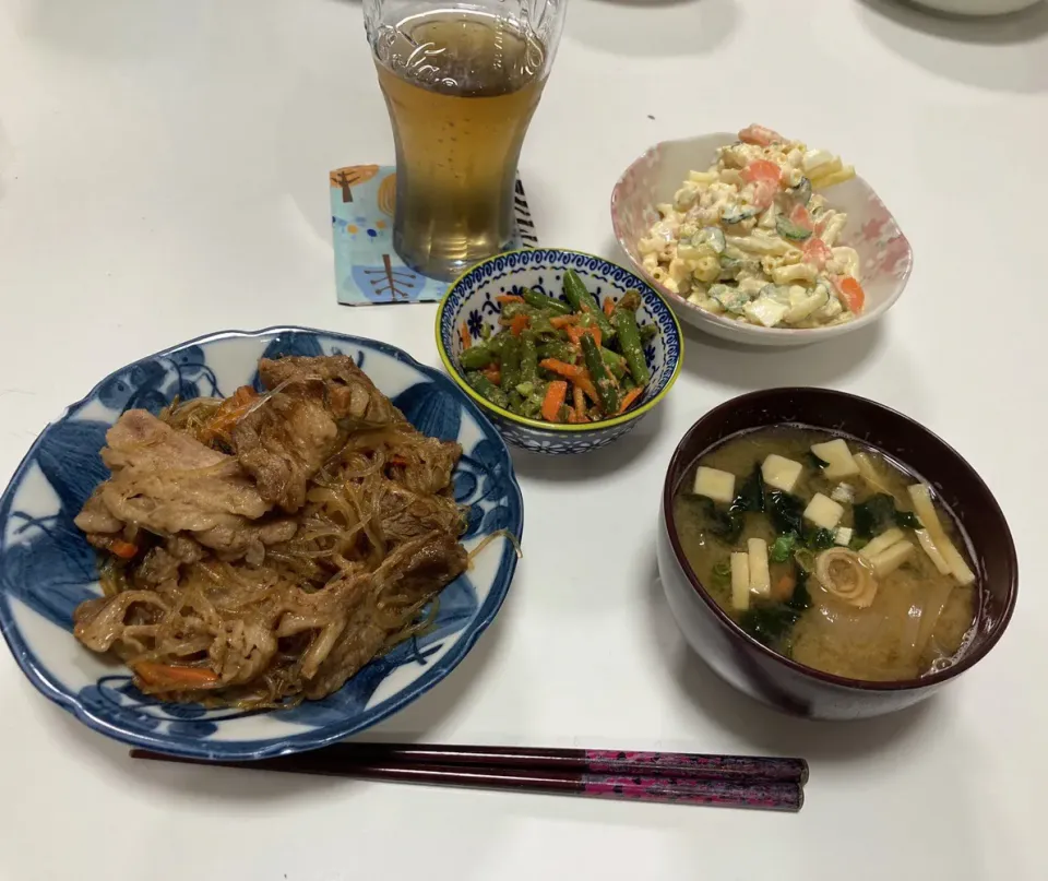 Snapdishの料理写真:晩御飯。☆チャプチェ☆マカロニサラダ☆いんげんと人参の胡麻和え☆みそ汁（じゃが芋・玉葱・ワカメミックス）|Saharaさん