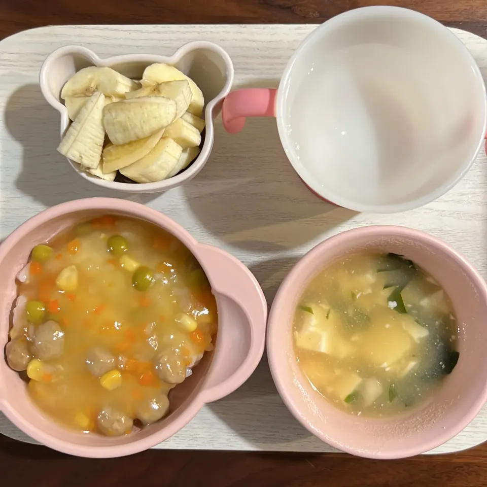 Snapdishの料理写真:ピジョン いわしだんご八宝菜丼、とうふとわかめのみそ汁、バナナ、湯冷し|km2571さん