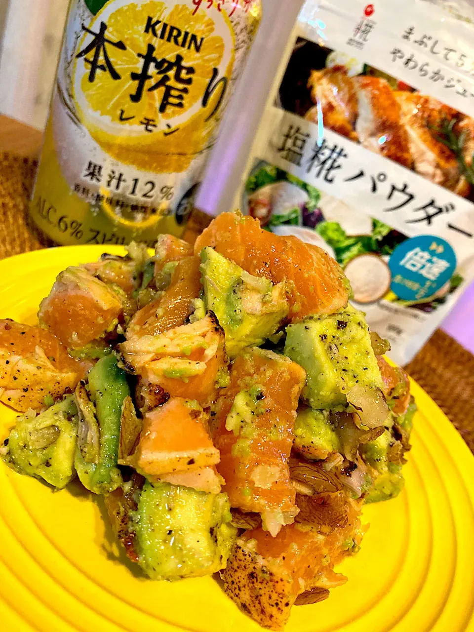 炙り塩糀サーモンとアボカドの和え物😋🥑🍻💕✨|アイさん