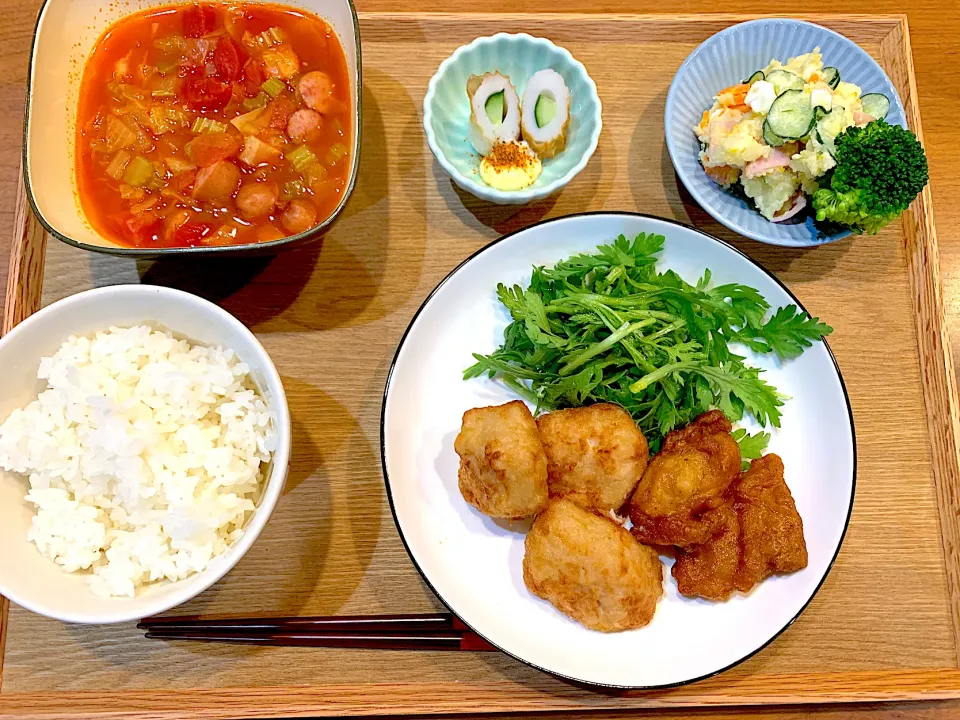 今日の夜ご飯(冷凍からあげ、サラダ春菊、ポテトサラダ、ちくわキューリ、ミネストローネ)|cocomikaさん