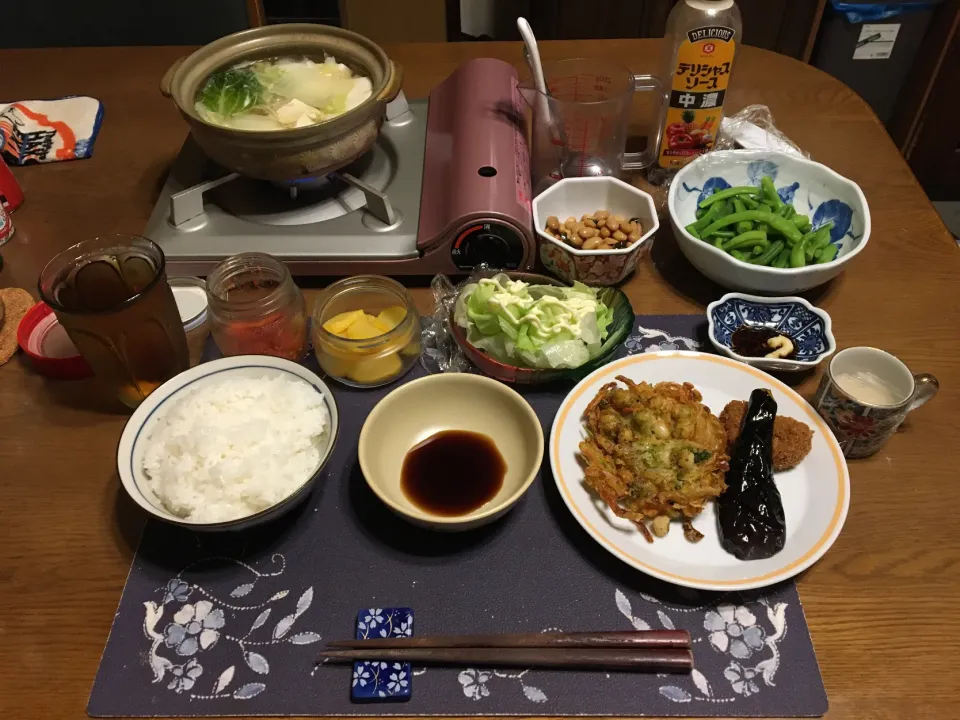 ご飯、湯豆腐鍋、小柱の磯辺かき揚げ、コロッケ、なすの素揚げ、インゲンのお浸し、レタス、辛子明太子、沢庵、煮豆、六条麦茶、森永マミーの寒天(夕飯)|enarinさん