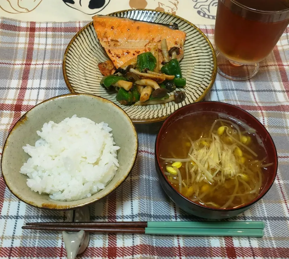 Snapdishの料理写真:ひとり暮らしの夜ご飯
鮭としめじのソテー|keeijnsさん