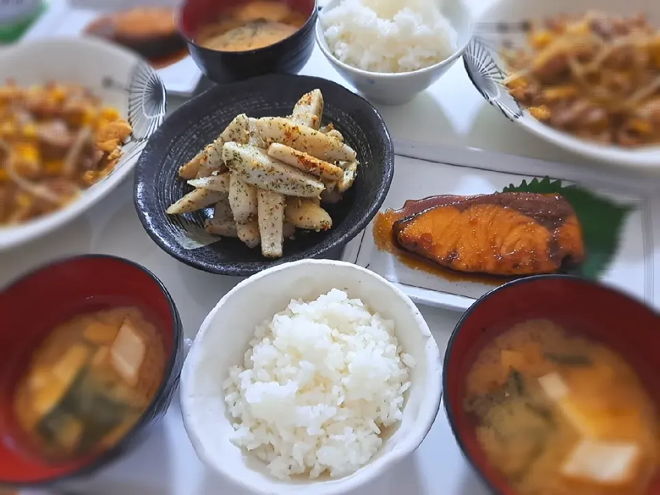 夕食(,,>᎑<,,)
豚肉ともやしとコーンの塩炒め
ぶりの照り焼き
コンソメチーズの里芋フライドポテト
おみそ汁(お麩、豆腐、油揚げ)|プリン☆さん