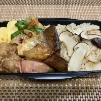 Snapdishの料理写真:25長男お弁当🍱いただいた松茸を炊き込みに♪|まめりんさん