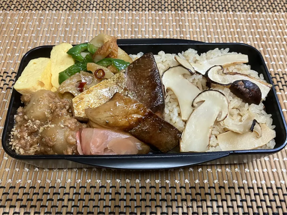 25長男お弁当🍱いただいた松茸を炊き込みに♪|まめりんさん