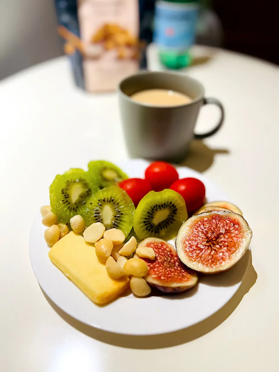 Freshly Cut Seasonal Fruit Platter with CHESTER APPLEWOOD SMOKED CHEESE & MACADAMIAS|Zhen Zhenさん