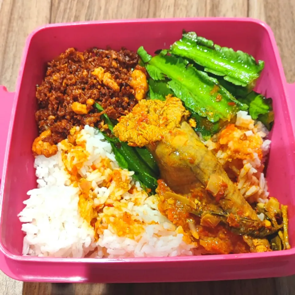 Mix Rice
- Asam pedas telur Ikan
- Ulam & Sambal Belacan|simatasepetさん