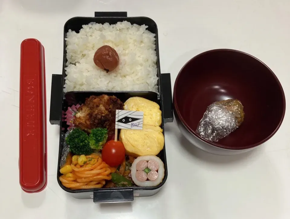 Snapdishの料理写真:パパ弁☆いんげんと人参の胡麻和え☆鮭☆卵焼き☆鶏むねの香草パン粉☆ブロッコリー☆プチトマト☆花ちくわ☆ナポリタン☆みそ玉|Saharaさん