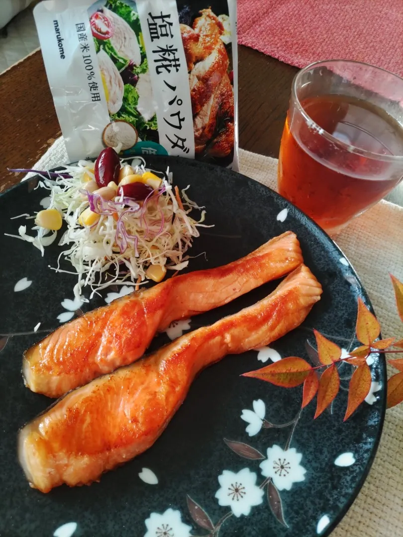 見切り品の秋鮭🐟
フライパンでホイル焼きに。塩糀パウダーでふっくら。|じゃじゃまるさん